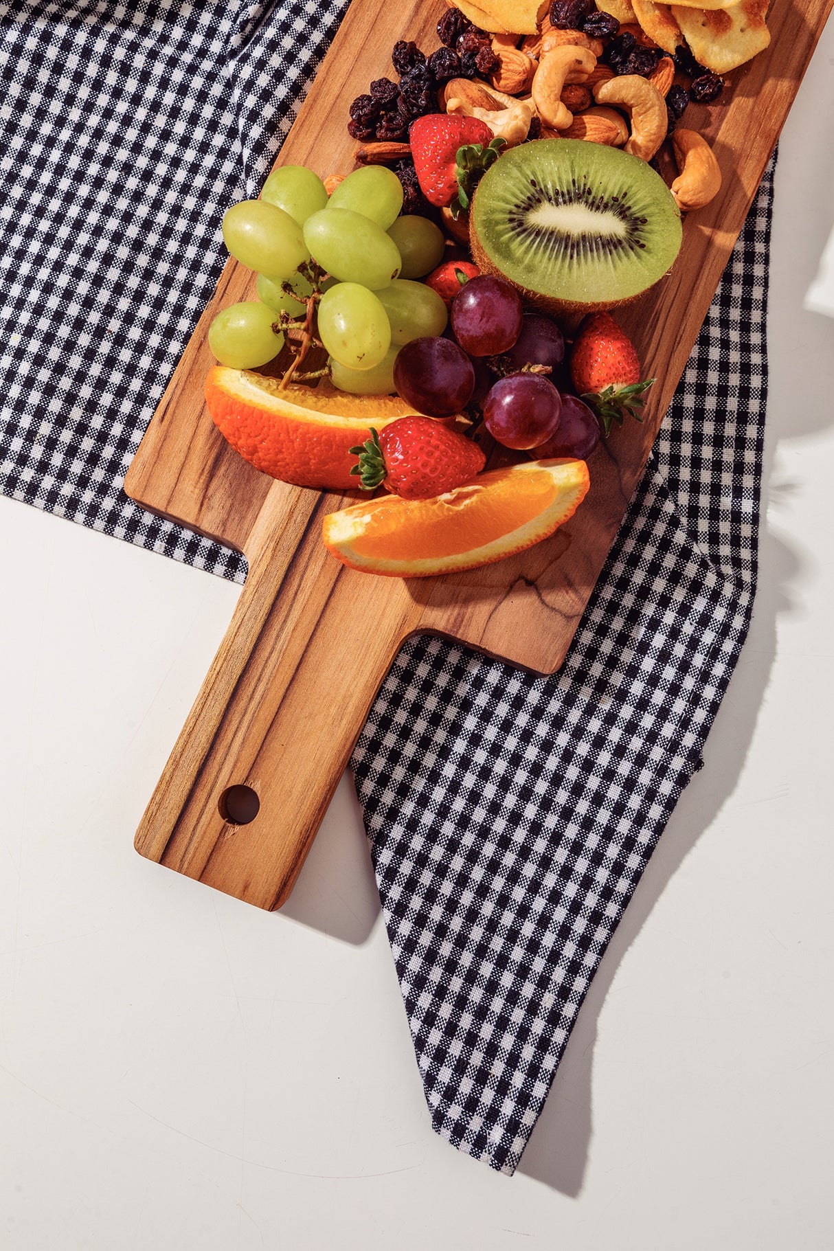 Tabla de Servir de Madera Tropical con Mango Churrasco Essencial 70x15 cm