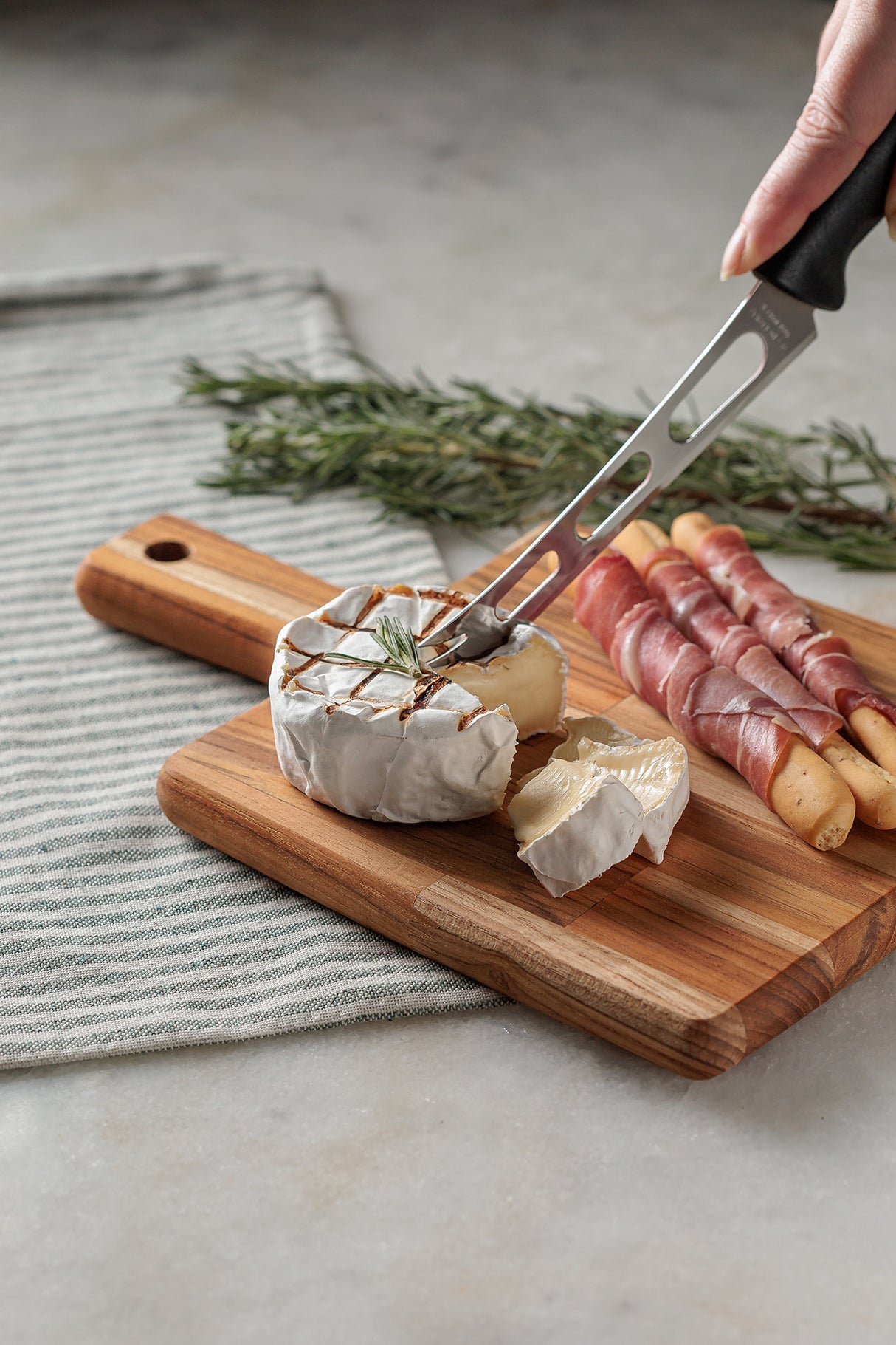 Juego Tabla en Madera Teca + Cuchillo para Queso Kitchen